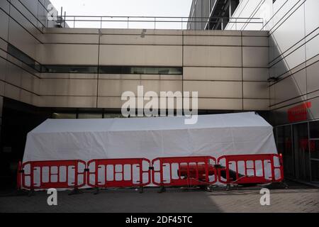 Una tenda di fronte all'ingresso delle emergenze dell'ospedale Tenon il quarto giorno di contenimento decretato dal governo per contenere la diffusione del Coronavirus Covid-19 in Francia. Parigi, Francia il 20 marzo 2020. Foto di Florent Bardos/ABACAPRESS.COM Foto Stock