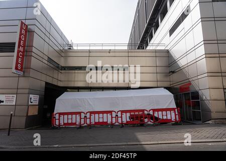 Una tenda di fronte all'ingresso delle emergenze dell'ospedale Tenon il quarto giorno di contenimento decretato dal governo per contenere la diffusione del Coronavirus Covid-19 in Francia. Parigi, Francia il 20 marzo 2020. Foto di Florent Bardos/ABACAPRESS.COM Foto Stock