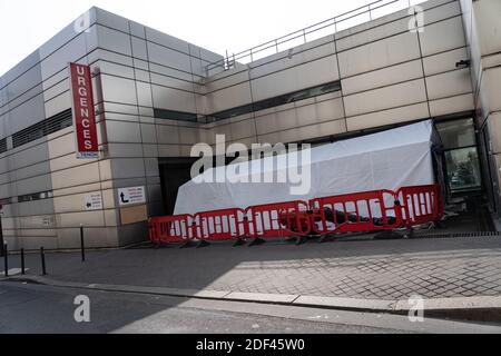 Una tenda di fronte all'ingresso delle emergenze dell'ospedale Tenon il quarto giorno di contenimento decretato dal governo per contenere la diffusione del Coronavirus Covid-19 in Francia. Parigi, Francia il 20 marzo 2020. Foto di Florent Bardos/ABACAPRESS.COM Foto Stock