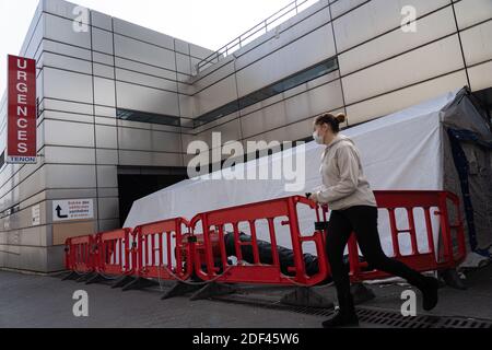 Una tenda di fronte all'ingresso delle emergenze dell'ospedale Tenon il quarto giorno di contenimento decretato dal governo per contenere la diffusione del Coronavirus Covid-19 in Francia. Parigi, Francia il 20 marzo 2020. Foto di Florent Bardos/ABACAPRESS.COM Foto Stock