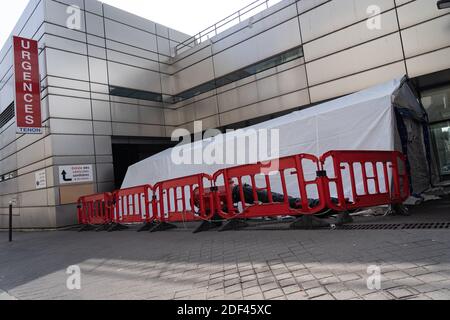 Una tenda di fronte all'ingresso delle emergenze dell'ospedale Tenon il quarto giorno di contenimento decretato dal governo per contenere la diffusione del Coronavirus Covid-19 in Francia. Parigi, Francia il 20 marzo 2020. Foto di Florent Bardos/ABACAPRESS.COM Foto Stock