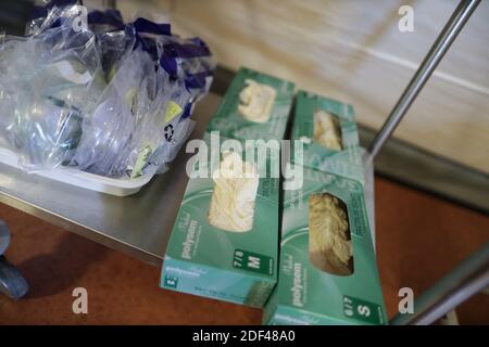 Il Bordeaux Pellegrin CHU ha istituito un posto medico avanzato all'ingresso di emergenza per accogliere pazienti potenzialmente positivi Covid-19.nella foto, scatole di guanti medici. A Bordeaux, Francia, il 25 marzo 2020. Foto di Thibaud Moritz/ABACAPRESS.COM Foto Stock