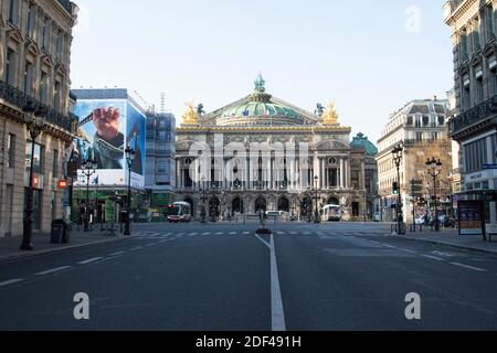 Atmosfera generale nelle strade deserte di Parigi, presso l'Opera Garnier durante il COVID-19 come un blocco rigoroso entra in vigore per fermare la diffusione della malattia di Coronavirus. Girato a Parigi, Francia, il 26 marzo 2020. Foto di Aurore Marechal/ABACAPRESS.COM Foto Stock