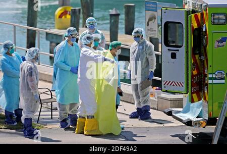 NESSUN FILM, NESSUN VIDEO, NESSUNA TV, NESSUN DOCUMENTARIO - i soccorritori si preoccupano per i membri dell'equipaggio quando arrivano in scialuppa di salvataggio dalla nave da crociera Costa Magica alla Stazione della Guardia Costiera degli Stati Uniti Miami Beach giovedì 26 marzo 2020. Foto di David Santiago/Miami Herald/TNS/ABACAPRESS.COM Foto Stock