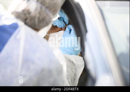 Un biologo raccoglie un campione da una donna in uno screening-drive COVID-19, il 31 marzo 2020 nel municipio del 17° arrondissement di Parigi, poiché il paese è sotto controllo per fermare la diffusione della malattia di Covid-19 causata dal nuovo coronavirus. La Francia di lunedì ha riferito il suo più alto numero giornaliero di decessi dall'inizio dell'epidemia di coronavirus, dicendo che 418 persone erano morte in ospedale per portare il numero a 3,024. Foto di Eliot Blondt/ABACAPRESS.COM Foto Stock