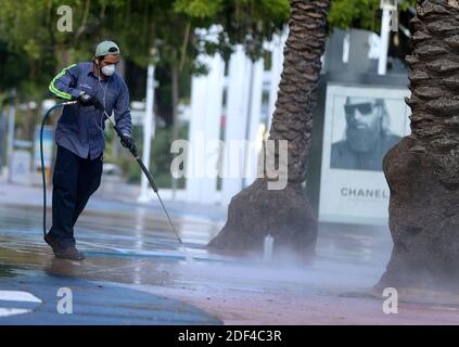 NO FILM, NO VIDEO, NO TV, NO DOCUMENTARIO - Xavier Zamora, un dipendente della City of Miami Beach, sanitizza i marciapiedi a Lincoln Road all'inizio di martedì mattina, 31 marzo 2020. Foto di Pedro Portal/Miami Herald/TNS/ABACAPRESS.COM Foto Stock