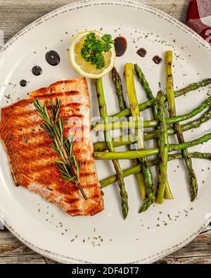 Salmone alla griglia con asparagi Foto Stock