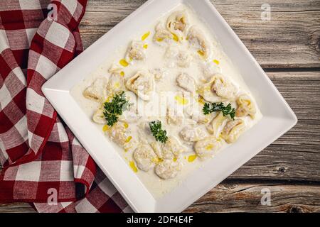 Tortellini con pollo e prosciutto di parma Foto Stock