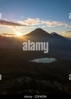 Vista aerea la bellezza del Lago Menjer sullo sfondo del Monte Sindoro. Destinazione turistica 'collina dell'amore, Valle Seroja' Wonosobo, JAV centrale Foto Stock