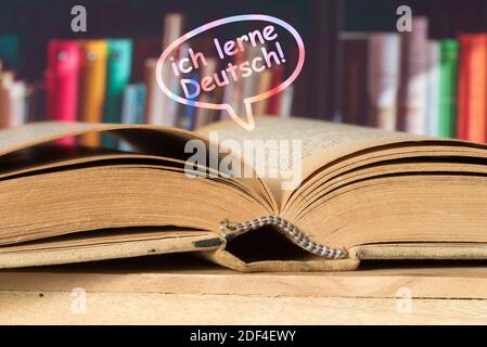 Un libro e uno slogan sto imparando il tedesco Foto Stock
