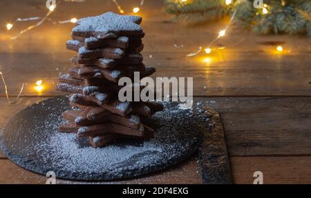 Torta di Natale su sfondo di legno. Primo piano Foto Stock