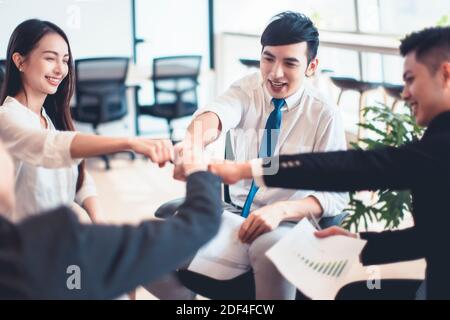 team aziendale di successo che dimostra l'unità con le mani insieme Foto Stock