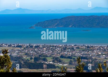 Isola di Kapiti e Waikanae, dalla pista di Parata sulle colline sopra Waikanae, distretto di Kapiti, Wellington, Isola del Nord, Nuova Zelanda. Foto Stock