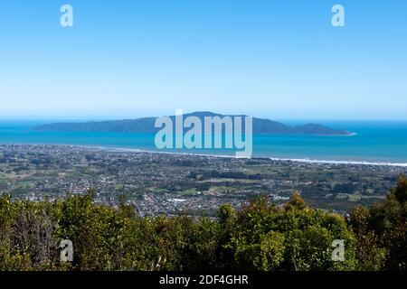 Isola di Kapiti e Waikanae, dalla pista di Parata sulle colline sopra Waikanae, distretto di Kapiti, Wellington, Isola del Nord, Nuova Zelanda Foto Stock