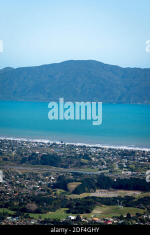 Isola di Kapiti e Waikanae, dalla pista di Parata sulle colline sopra Waikanae, distretto di Kapiti, Wellington, Isola del Nord, Nuova Zelanda Foto Stock