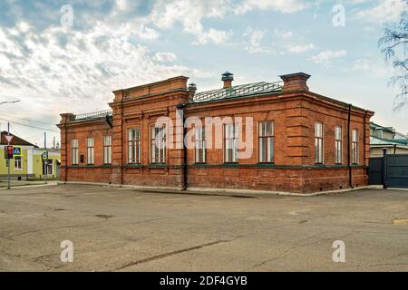 Lo storico edificio in mattoni della sala di lettura di Balandin, ora l'ufficio del registro nella città di Yeniseysk, regione di Krasnoyarsk in Russia. Vista da Ba Foto Stock