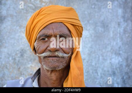 TIKAMGARH, MADHYA PRADESH, INDIA - 23 NOVEMBRE 2020: Ritratto di vecchio indiano non identificato nel loro villaggio. Foto Stock