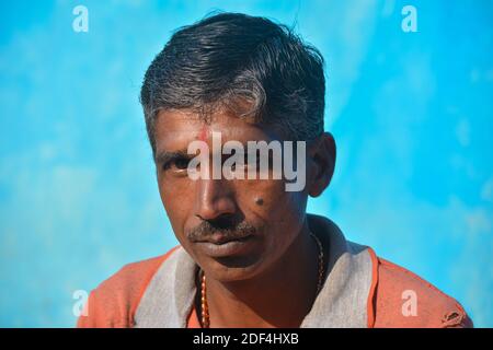 TIKAMGARH, MADHYA PRADESH, INDIA - 24 NOVEMBRE 2020: Ritratto di un uomo indiano non identificato nel loro villaggio. Foto Stock