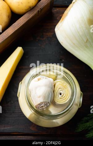 Carciofi in scatola con olio d'oliva, su vecchio tavolo in legno, piatto Foto Stock