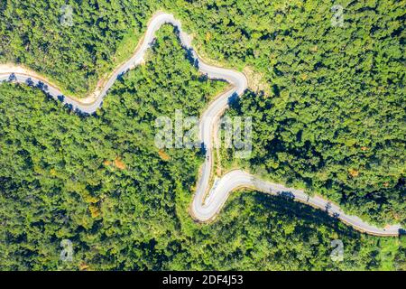 Vista aerea su strada di montagna passando attraverso la foresta pluviale tropicale paesaggio in Thailandia. Foto Stock