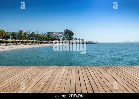 Pavimento in legno su un molo sul mare e splendida località balneare Sul Mar Mediterraneo Foto Stock