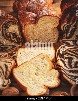 Panino pane al latte, tagliato a pezzetti, primo piano Foto Stock