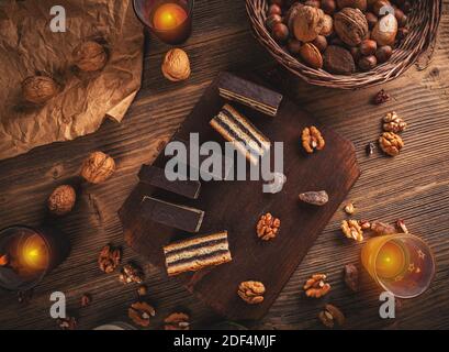 Torta ungherese a strati Gerbeaud con ripieno di noce e confettura di albicocche, ricoperta di glassa al cioccolato Foto Stock