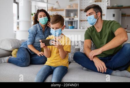 Famiglia moderna in quarantena preventiva a causa della pandemia globale Foto Stock