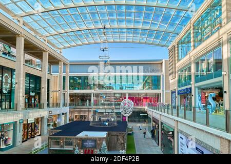 Decorazioni natalizie al centro commerciale Westgate, Oxford, Inghilterra, durante il blocco nazionale causato dall'epidemia di covid-19, novembre-dicembre 2020. Foto Stock