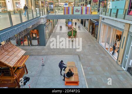 Decorazioni natalizie al centro commerciale Westgate, Oxford, Inghilterra, durante il blocco nazionale causato dall'epidemia di covid-19, novembre-dicembre 2020. Foto Stock