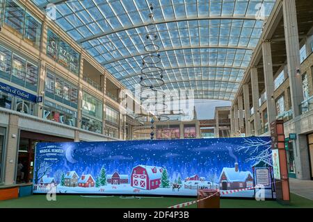 Decorazioni natalizie al centro commerciale Westgate, Oxford, Inghilterra, durante il blocco nazionale causato dall'epidemia di covid-19, novembre-dicembre 2020. Foto Stock
