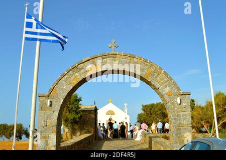 Battesimo nella chiesa dei santi Costantino e Helen A. Bella piccola chiesa ortodossa greca a Creta Foto Stock