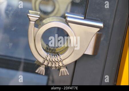 simbolo grafico di un avvisatore acustico posto sulla maniglia di una portiera Foto Stock