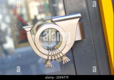 simbolo grafico di un avvisatore acustico posto sulla maniglia di una portiera Foto Stock