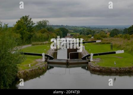 Guardando giù sul sistema di bloccaggio di Caen Hill vicino a Devizes in Wiltshire, Regno Unito Foto Stock