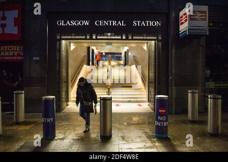 Glasgow, Scozia, Regno Unito. 3 dicembre 2020. Nella foto: Stazione centrale di Glasgow. Scene nel centro di Glasgow in quello che dovrebbe essere un tempo occupato con pendolari in luoghi, la prima neve è caduta durante la notte il centro della città è neve ionica libera), tuttavia questo ha avuto un impatto sul viaggio rendendo il centro della città molto tranquilla e vuoto. Credit: Colin Fisher/Alamy Live News Foto Stock