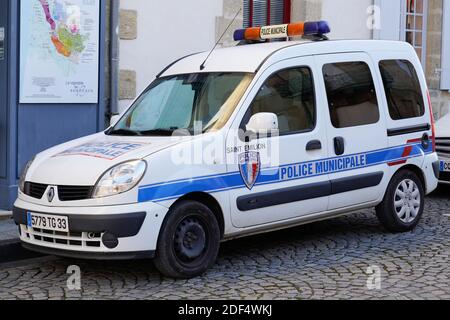 saint-emilion , Aquitaine Francia - 11 21 2020 : Saint-emilion City car police municipale significa in francese polizia municipale con adesivi logo segno tex Foto Stock