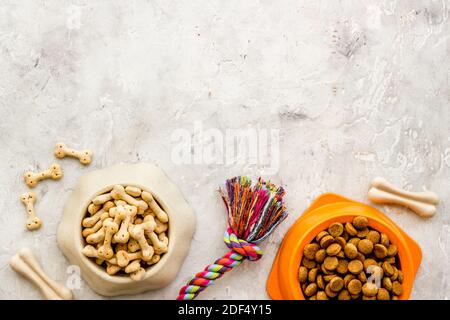 Set di alimenti per cani e giocattoli. Cibo per animali domestici, vista dall'alto Foto Stock