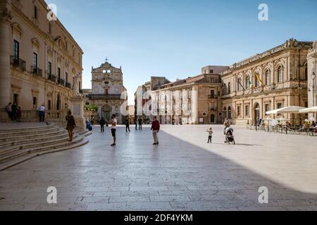 Ortigia a Siracusa Sicilia Italia 2020 ottobre al mattino. Viaggi Fotografia da Siracusa, Italia sull'isola di Sicilia. Cattedrale Plaza e mercato con persone che indossano la protezione del viso durante il 19 pandemico covid 2020 corona virus Foto Stock