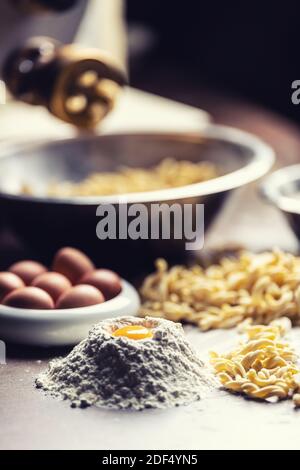 Uova, farina e pasta appena sfornata su fondo scuro. Foto Stock