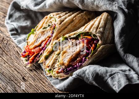 Tortilla alla griglia a fette ripieni di carne e verdure. Foto Stock