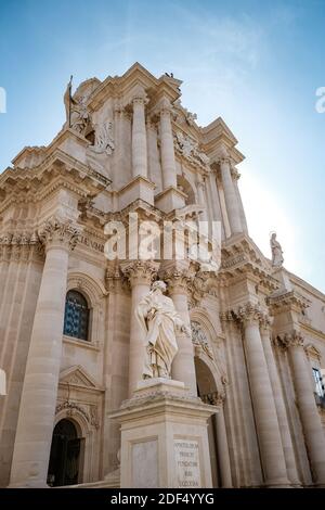 Ortigia a Siracusa Sicilia Italia 2020 ottobre al mattino. Viaggi Fotografia da Siracusa, Italia sull'isola di Sicilia. Cattedrale Plaza e mercato con persone che indossano la protezione del viso durante il 19 pandemico covid 2020 corona virus Foto Stock