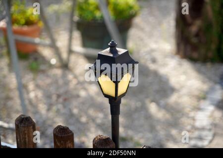 Un primo piano di messa a fuoco selettiva di un lampione nel giardino Foto Stock