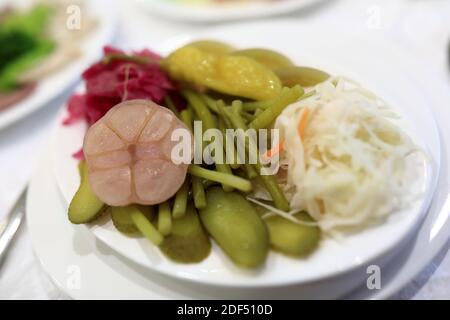 Varietà di sottaceti sul piatto nel ristorante Foto Stock