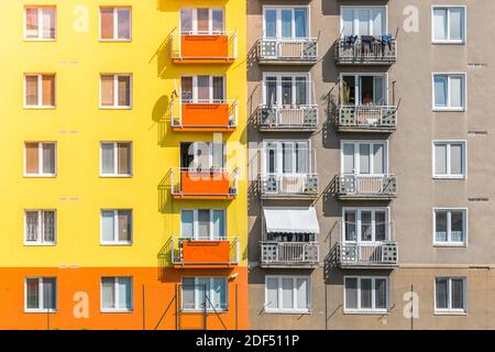 Facciate prima e dopo la ristrutturazione. Confronto tra facciata vecchia e nuova. Edificio dopo il rinnovo. Foto Stock