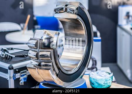 Primo piano di cuscinetti di grandi dimensioni nel laboratorio tecnico. Cuscinetto a rulli cilindrici a due file. Cuscinetti per impieghi pesanti. Foto Stock