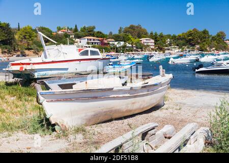 Vecchie barche da pesca in legno si trovano sulla costa nel porto di Zante, isola greca nel Mar Ionio Foto Stock