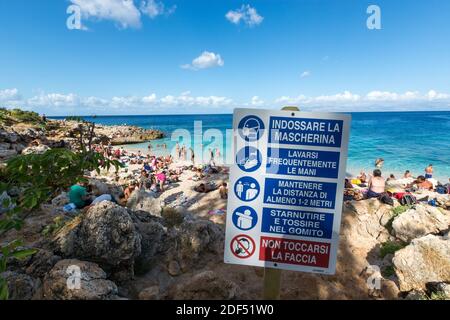 SCOPE, ITALIA - 27 ottobre 2020: Spiaggia a San Vito locapo, all'interno della riserva dello zingaro affollata, piena di persone che non rispettano le regole del Covid Foto Stock