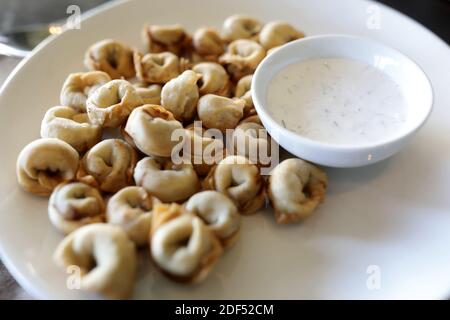 Piatto di gnocchi Uzbeki nel ristorante Foto Stock