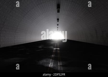 3D rendering di scurire il tunnel con la luce alla fine del tunnel Foto Stock